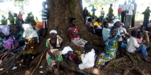 Photo: internally displaced persons seated under a tree in Yei River State. (Radio Tamazuj)