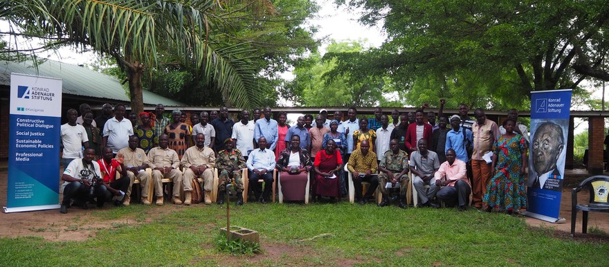 Participants pose for a group photo after the dialogue (Radio Tamazuj)