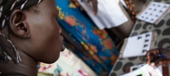 The ICRC facilitates screening of snapshots in Old Fangak, Jonglei State, in partnership with the South Sudan Red Cross. CC BY-NC-ND/ICRC/Pawel Krzysiek