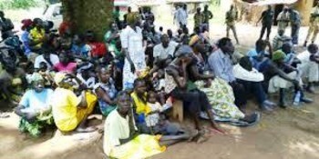 Lasu Payam returnees sitting under a mango tree [Gurtong photo]