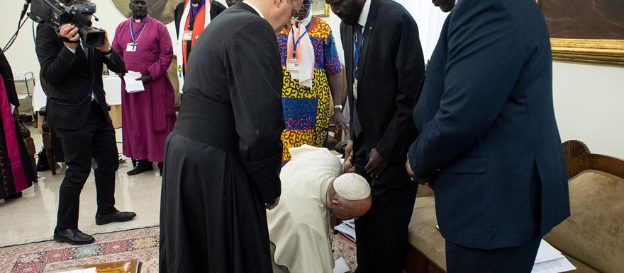 Pope Francis kisses the feet of South Sudan's President Salva Kiir Mayardit in the Vatican. Photo: AFP
