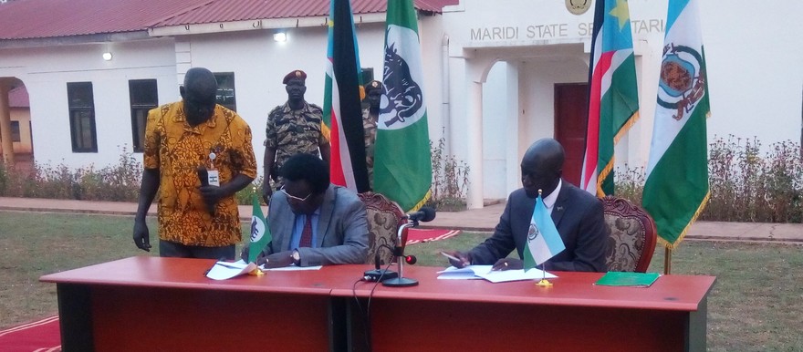 Maridi governor Africano Mande (R) and Jubek governor Augustino Jadallah (L) signing twinning agreement in Maridi town on 17 January, 2020 (Radio Tamazuj)