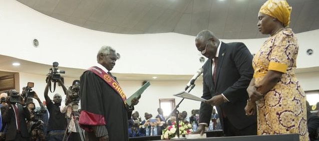 Opposition leader Riek Machar takes the oath of office at the State House on 22 February, 2020. (Radio Tamazuj)