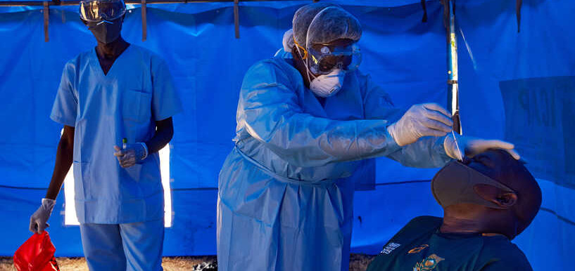 A member of South Sudan Ministry of Health’s Rapid Response Team takes a sample from a man who has recently been in contact with a COVID-19 patient in Juba on April 13, 2020. © AFP