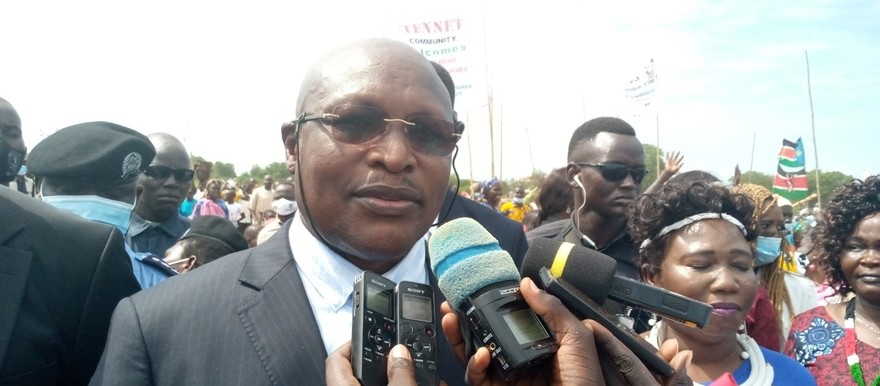 Eastern Equatoria Governor Louis Lobong speaks to reporters at Torit airstrip on July 9, 2020 (Radio Tamazuj)