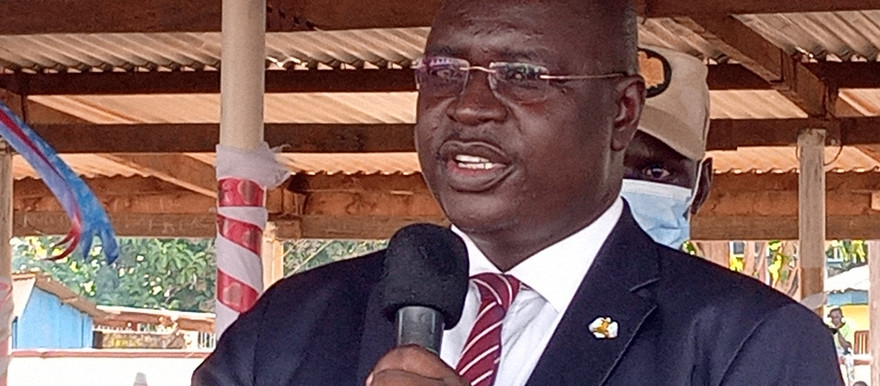 Governor Emmanuel Adil addressing a crowd in Yei (Radio Tamazuj)