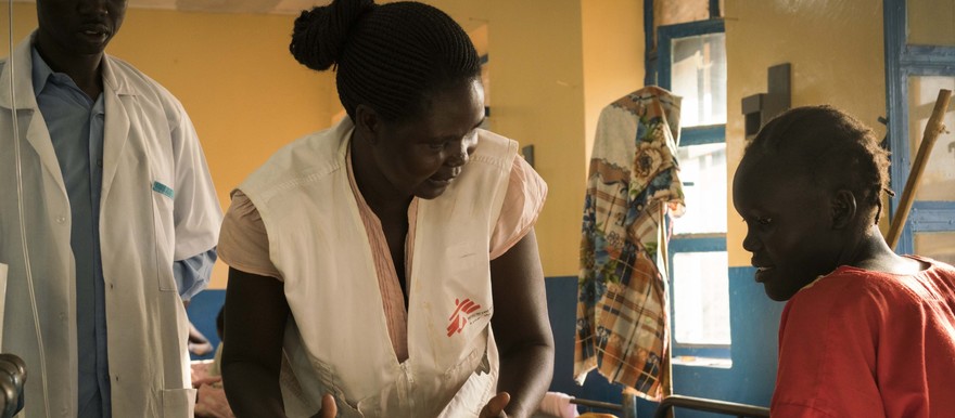 Nurse supervisor Scovia Morris checks on mothers and their children in the MSF hospital in Aweil, South Sudan March 25, 2016. © MSF/Adriane Ohanesian