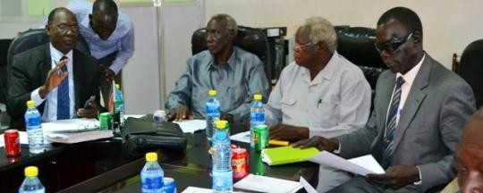File photo: Joshua Dau (centre), a leading member of the 'Jieng Council of Elders' during a meeting with Equatoria and Nuer elders in Juba in November 2016