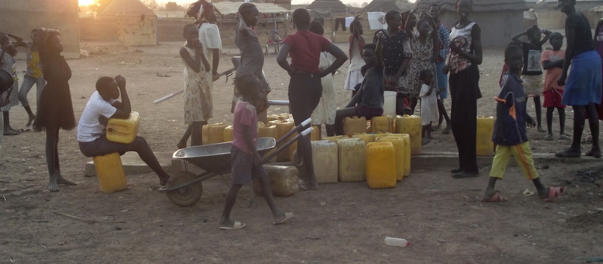 Women and small girls gather at a water source in Aweil 13 February 2021 [Photo: Radio Tamazuj]