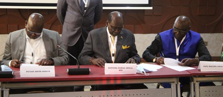 Pa’gan Amum, leader of the Real Sudan People’s Liberation Movement (R-SPLM) (Left), Dr. Barnaba Marial Benjamin, head of the government delegation (Middle), General Paul Malong Awan leader of the South Sudan United Front/Army (SSUF/A) (Right) during the signing of the DoP in Naivasha, Kenya March 11, 2021. [Photo: RadioTamazuj]