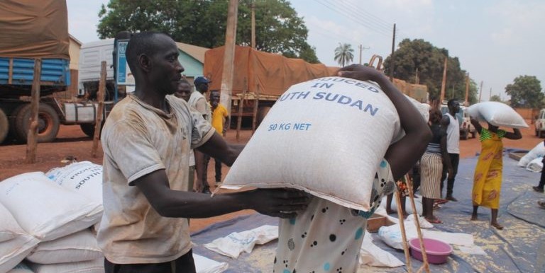 Labourers carry maize bags at a United Nations World Food Program (WFP) warehouse in Yambio, South Sudan, March 5, 2020. [Photo: Xinhua/Gale Julius]