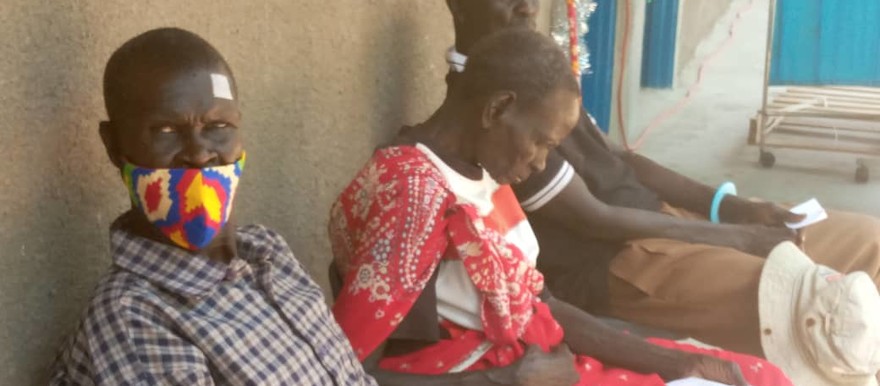 Patients waiting to be treated in Bor. [Photo: Radio Tamazuj]