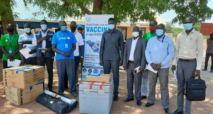 Ministry of health and health partners receives Coronavirus vaccine  in Rumbek airport [Photo: Radio Tamazuj]