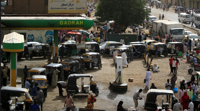 Vehicles line up for gasoline at a gas station in Khartoum, Sudan, May 4, 2019. [Photo: REUTERS/Umit Bektas]