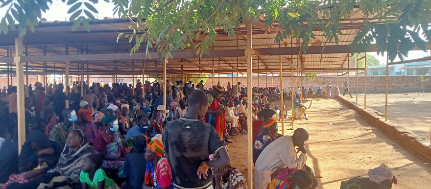 Patients wait in line for eye treatment at a clinic in Aweil, Northern Bahr el Ghazal State on 7 Dec 2021 [Photo: Radio Tamazuj]