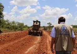 WFP staff constructing a feeder road in South Sudan. (WFP photo)
