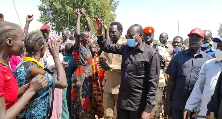https://radiotamazuj.org/uploads/cache/article_detail_image/uploads/media/620f678ead4cb/n-bahr-el-ghazal-governor-tong-akeen-ngor-greets-people-while-visiting-the-yinh-pabol-area-on-15th-february-2022-governor-press-office.jpg