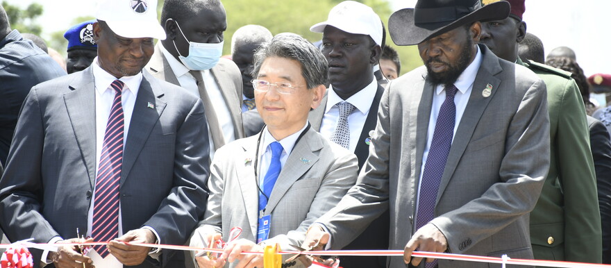 President Kiir (R), Tanaka Akihiko (C) and VP Taban Deng (L) commissioning Freedom Bridge. (Radio Tamazuj photo)