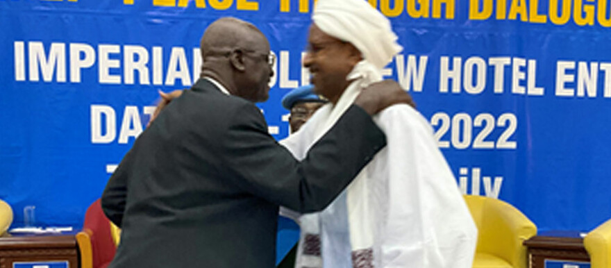 The Ngok Dinka Paramount Chief, Bulabek Deng Kuol (L), and the leader of the Misseriya delegation, El Sadig Hireka Izzral Din (R) embrace after signing the accord. (UNISFA photo)