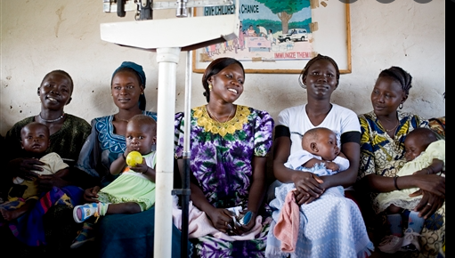 Mothers take their children for vaccination at the Mundri PHCC. (ICRC photo)