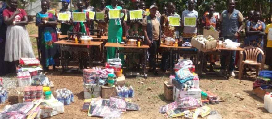 The beneficiaries display their certificates and the equipment they received. (Photo: Radio Tamazuj)