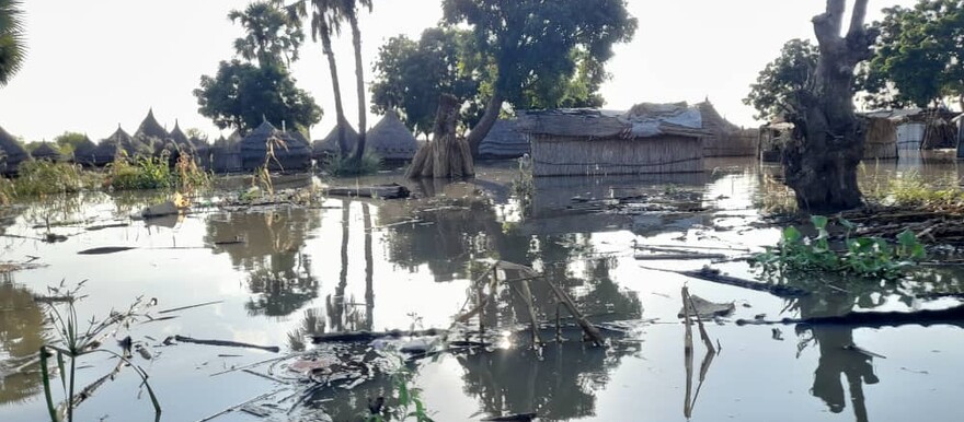 https://radiotamazuj.org/uploads/cache/article_detail_image/uploads/media/634d08607620e/floods-in-mayiendit.jpg