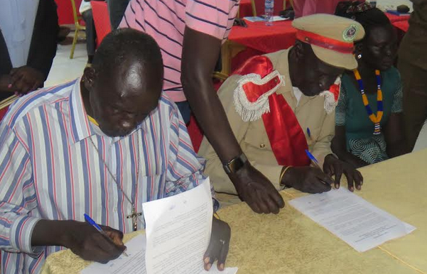 The Twic and Ngok Dinka representatives signed the agreement to cease hostilities. (Photo: Radio Tamazuj)