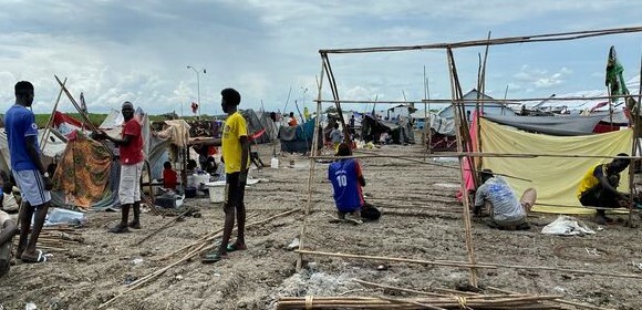 Displaced persons in MalaKal, Upper Nile, erecting USAID-provided shelter/ Photo courtesy USAID