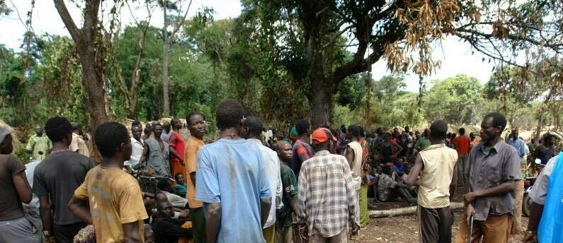 Refugees and displaced gather for a meeting with UNHCR and its partners in Source Yubu to discuss their situation. [© UNHCR/T.Garrett]