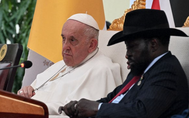 Pope Francis (L) and President Salva Kiir (R) in Juba on Friday. (Photo/AFP)