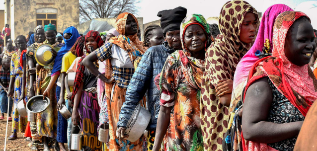 Returnees line up to receive food in South Sudan. (Photo: New Humanitarian)