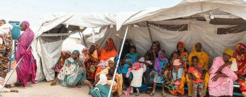Sudanese displaced women with their children awaiting an MSF dispensary in White Nile State in July 2023 (MSF photo)