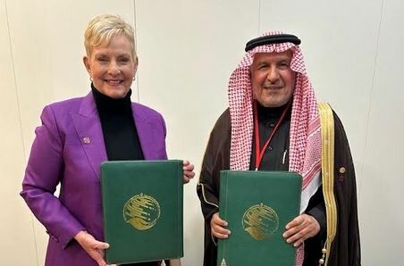 WFP’s Executive Director, Cindy McCain (L) and the Royal Court Advisor and Supervisor General of King Salman Humanitarian Aid and Relief Centre (KSrelief), Dr. Abdullah Al Rabeeah (R), after signing agreement in Paris on Monday. (Credit: WFP)