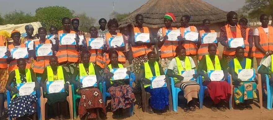 The trainess pose for a picture with therir certificates. (Photo; Radio Tamazuj)