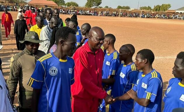 Warrap State Governor Kuol Muor Muor greeting some of the players before the start of the games. (Photo: Radio Tamazuj)