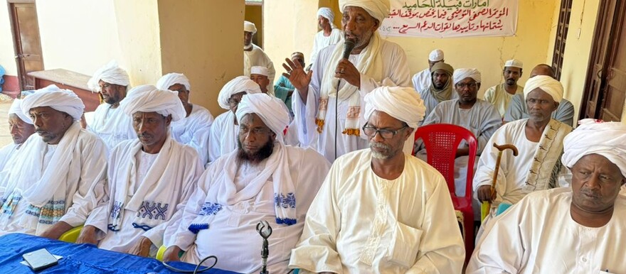 Leaders of and dignitaries affiliated with the Mahamid Rizeigat Arab tribe at a press conference called to denounce Musa Hilal's backing of the SAF. (Photo: Radio Tamazuj)