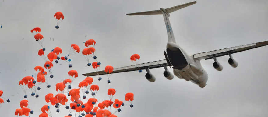 A WFP plane dropping food in South Sudan. (UN photo)