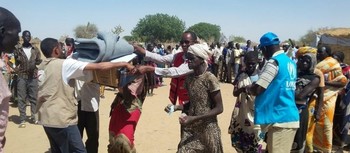 Photo: UNHCR and the Sudan Red Crescent Society (SRCS) distribute non-food item kits to newly arrived South Sudanese families seeking refuge in East Darfur’s Khor Omer IDP camp/UNHCR
