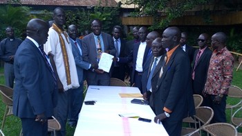 Photo: Representatives of the Yei government and the opposition group during the signing of the peace deal in Kampala on May 31, 2017. (Radio Tamazuj)