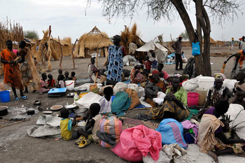 Photo: Thousands of civilians arrive in Aburoc, South Sudan, following the resumption of the government offensive and clashes along the West Bank of the Nile River. (OCHA/Gemma Connell)