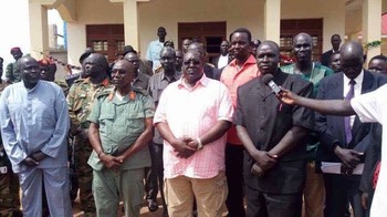 Photo: Gen. Paul Malong and government officials in Lakes State after a meeting in Yirol on May 10, 2017. (Radio Tamazuj)