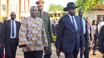 Photo: President Salva Kiir (R) welcomed the return of Riek Machar (L) to the capital (AP)