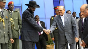 File photo: South Sudan's President Salva Kiir (Left) shakes hands with Sudan's President Omar al-Bashir as he arrives for talks at Khartoum Airport, Sept. 3, 2013. (Reuters)