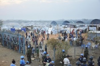 File photo: UNMISS forces lead a security sweep of the grounds at the UN house in Juba, currently serving as a camp for IDPs. (UN/Albert González Farran)