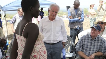 File photo: U.S Senators Bob Corker, center, and Chris Coons, right, speak with a South Sudanese refugee during a group discussion at the Bidi Bidi refugee settlement in northern Uganda, April 14, 2017. (AP)