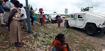 File photo: Displaced civilians leave the UNMISS base in Juba, after seeking refuge at the base in the wake of  clashes in Juba in 2016 between soldiers of the Sudan People's Liberation Army (SPLA) and the SPLA in Opposition (SPLA-IO). UN Photo/Eric Kanalstein