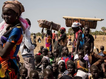 Displaced persons fleeing the civil war wait for food aid near Nyal, South Sudan. Photo by Ashley Hamer/VICE News