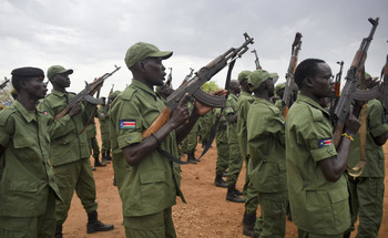 Photo:South Sudanese rebel soldiers raise their weapons at a military camp in the capital Juba, South Sudan, April 7, 2016. (AP)