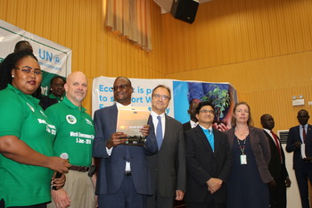 Delegates display the first state of environment and outlook report. Photo: Logo J. Maya