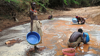 South Sudanese pan for gold in Nanakanak, in the eastern part South Sudan. (Hannah McNeish/AFP/Getty Images)